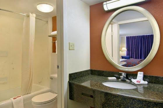 Red Roof Inn Lansing East - Msu Экстерьер фото